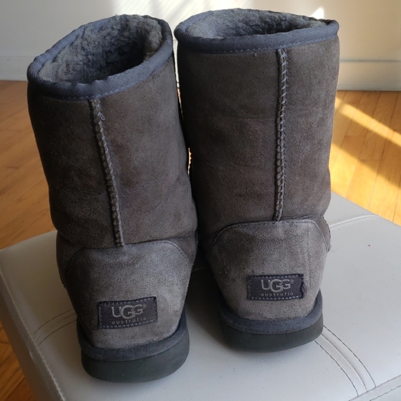 Women Classic Short Uggs - Picture 2 of 6